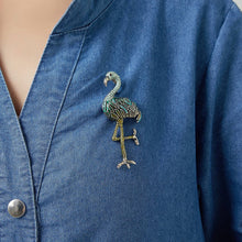 Laden Sie das Bild in den Galerie-Viewer, Flamingo-Brosche mit Emaille und Strasssteinen: Rosa