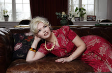 Laden Sie das Bild in den Galerie-Viewer, Kleid Charlene Ruby Palm, rot