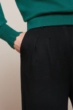 Laden Sie das Bild in den Galerie-Viewer, Bundfaltenhose Fintan Milano, Schwarz