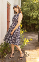 Laden Sie das Bild in den Galerie-Viewer, Swingkleid Nova Sea Shelly, Marineblau