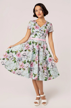 Laden Sie das Bild in den Galerie-Viewer, Swingkleid Rina , Blumenmuster in Pastellfarben