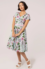 Laden Sie das Bild in den Galerie-Viewer, Swingkleid Rina , Blumenmuster in Pastellfarben