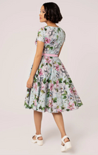 Laden Sie das Bild in den Galerie-Viewer, Swingkleid Rina , Blumenmuster in Pastellfarben