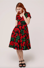 Laden Sie das Bild in den Galerie-Viewer, Swingkleid Dolce Vita 50's, Schwarz-Rot.