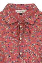 Laden Sie das Bild in den Galerie-Viewer, Kleid Chloe Spring Flowers 40's, Koralle