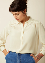 Laden Sie das Bild in den Galerie-Viewer, Bluse Carina Sista, Ivory , Plus Size