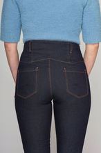 Laden Sie das Bild in den Galerie-Viewer, Jeanshose Rebell Katie, Dunkelblau