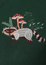 Laden Sie das Bild in den Galerie-Viewer, Cardigan Woodland Mushroom mit Waschbär-Pilz-Stickerrei, Flaschengrün