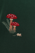 Laden Sie das Bild in den Galerie-Viewer, Cardigan Woodland Mushroom mit Waschbär-Pilz-Stickerrei, Flaschengrün
