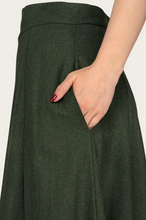 Laden Sie das Bild in den Galerie-Viewer, The Tireless Trailblazer Skirt, Wollmix, Pine green wool blend, Plus Size