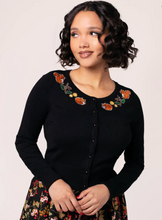 Laden Sie das Bild in den Galerie-Viewer, Cardigan Chester mit herbstlichem Motiv,Schwarz