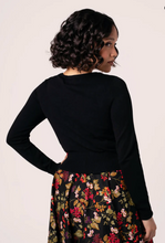 Laden Sie das Bild in den Galerie-Viewer, Cardigan Chester mit herbstlichem Motiv,Schwarz