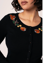 Laden Sie das Bild in den Galerie-Viewer, Cardigan Chester mit herbstlichem Motiv,Schwarz