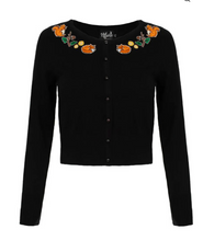 Laden Sie das Bild in den Galerie-Viewer, Cardigan Chester mit herbstlichem Motiv,Schwarz