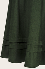 Laden Sie das Bild in den Galerie-Viewer, The Tireless Trailblazer Skirt, Wollmix, Pine green wool blend