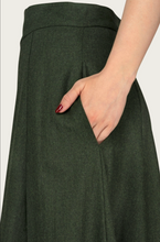 Laden Sie das Bild in den Galerie-Viewer, The Tireless Trailblazer Skirt, Wollmix, Pine green wool blend