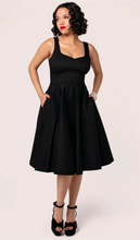 Laden Sie das Bild in den Galerie-Viewer, Swingkleid Heidi mit leicht herzförmigen Ausschnitt, Schwarz