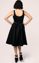 Laden Sie das Bild in den Galerie-Viewer, Swingkleid Heidi mit leicht herzförmigen Ausschnitt, Schwarz