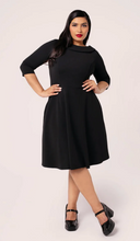 Laden Sie das Bild in den Galerie-Viewer, Swingkleid Lois mit raffinierte Rückansicht, Schwarz, Plus Size
