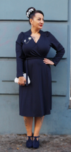 Laden Sie das Bild in den Galerie-Viewer, Schmeichelhaftes Wickelkleid 40´s Leaf, Navy