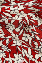 Laden Sie das Bild in den Galerie-Viewer, Swingkleid Olive Paradis 40's, Blumenmuster, Rot, Plus Size