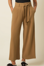 Laden Sie das Bild in den Galerie-Viewer, High-Waist Hose mit Bindegürtel, Ava Pants Tuillerie, Camel , Plus Size