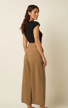 Laden Sie das Bild in den Galerie-Viewer, High-Waist Hose mit Bindegürtel, Ava Pants Tuillerie, Camel , Plus Size