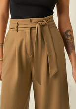 Laden Sie das Bild in den Galerie-Viewer, High-Waist Hose mit Bindegürtel, Ava Pants Tuillerie, Camel , Plus Size