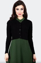 Laden Sie das Bild in den Galerie-Viewer, Cardigan im Retro‑Look – feines Zopfmuster Mabel Cropped, Schwarz, Plus Size