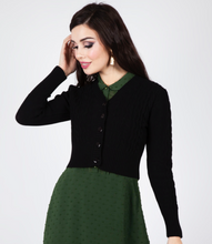 Laden Sie das Bild in den Galerie-Viewer, Cardigan im Retro‑Look – feines Zopfmuster Mabel Cropped, Schwarz, Plus Size