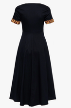 Laden Sie das Bild in den Galerie-Viewer, Swingkleid Leopard 50's mit Leo-Akzenten, Schwarz