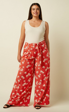 Laden Sie das Bild in den Galerie-Viewer, Marnie Pants The Haze mit Palmenprint, Rot