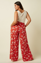 Laden Sie das Bild in den Galerie-Viewer, Marnie Pants The Haze mit Palmenprint, Rot