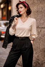 Laden Sie das Bild in den Galerie-Viewer, V-Neck Top Michelle, Ivory