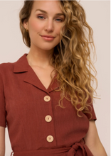 Laden Sie das Bild in den Galerie-Viewer, Kleid Revers Leinen-Midikleid, 40's in Terracotta, Plus Size