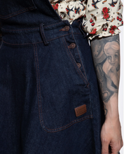 Laden Sie das Bild in den Galerie-Viewer, Latzkleid 'Josie' in Denim