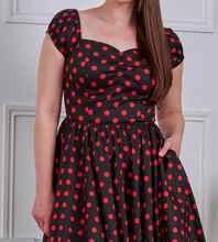 Laden Sie das Bild in den Galerie-Viewer, Pünktchen-Kleid Marilyn Spot, Schwarz-Rot