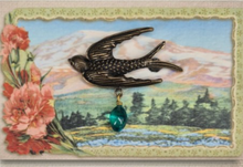 Laden Sie das Bild in den Galerie-Viewer, Brosche Schwalbe mit Glastropfen, Aqua