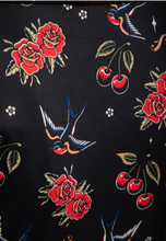Laden Sie das Bild in den Galerie-Viewer, Swingkleid Cherries & Roses, Schwarz