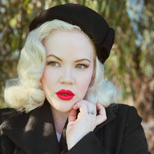 Laden Sie das Bild in den Galerie-Viewer, Grosse Baskenmütze mit Schleife, Rot oder Schwarz