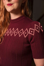 Laden Sie das Bild in den Galerie-Viewer, Emmy Design The Darling Diamond Top Black Cherry – am Model