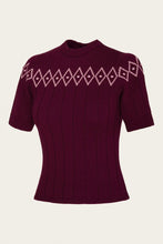 Laden Sie das Bild in den Galerie-Viewer, Emmy Design The Darling Diamond Top Black Cherry – Seitenansicht