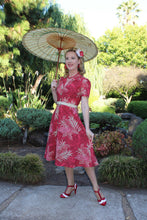 Laden Sie das Bild in den Galerie-Viewer, Kleid Charlene Ruby Palm, rot