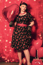 Laden Sie das Bild in den Galerie-Viewer, Swingkleid Brenda Bird and Rose, Schwarz-Rot