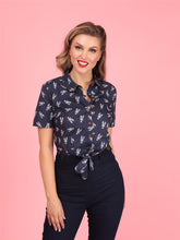 Laden Sie das Bild in den Galerie-Viewer, Knotenbluse Sammy Lobster, navy, Plus Size