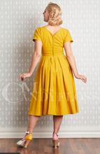 Laden Sie das Bild in den Galerie-Viewer, Swingkleid Svea-Tuscany, gelb