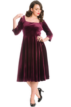 Laden Sie das Bild in den Galerie-Viewer, Samtkleid The Holiday, Bordeaux