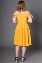 Laden Sie das Bild in den Galerie-Viewer, Swingkleid Taylor Off‑Shoulder, Gelb-Polka