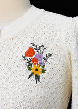 Laden Sie das Bild in den Galerie-Viewer, Cardigan Flower Bouquet, Cremeweiss
