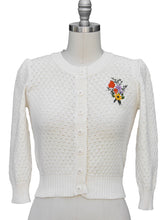 Laden Sie das Bild in den Galerie-Viewer, Cardigan Flower Bouquet, Cremeweiss
